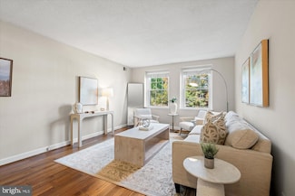 3049 S Buchanan St Unit B2, Arlington, VA 22206