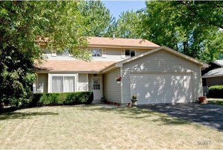 2303 Woodview Ln, Naperville, IL 60565