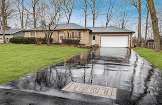 1501 S Sherwood Dr, New Berlin, WI 53151