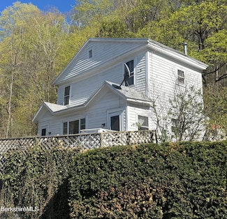8 Richview Ave, North Adams, MA 01247