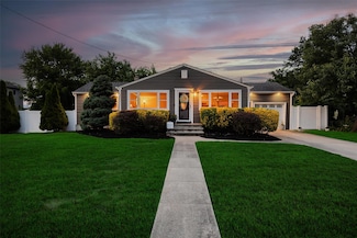 414 Pecan St, Lindenhurst, NY 11757