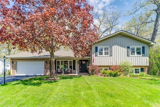 887 Timber Ln, Lake Forest, IL 60045