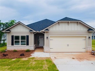 831 W Airport Rd, Cornelia, GA 30531