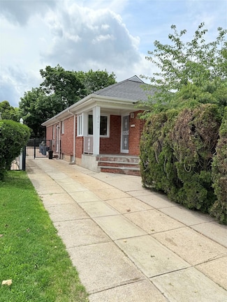 56-10 E Hampton Blvd, Oakland Gardens, NY 11364
