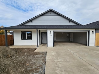 1858 Ingram Ln, Medford, OR 97501