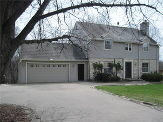 1128 Riverview Dr, Des Moines, IA 50313