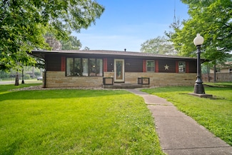 211 S East St, Hudson, IL 61748
