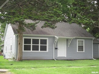 1005 N Main St, Benton, IL 62812
