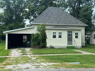 113 E Maple St, Brownstown, IL 62418