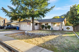 102 Hickory Dr, Rogue River, OR 97537