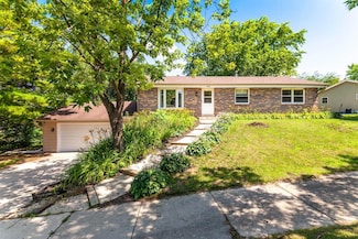2028 Dixie Dr, Waukesha, WI 53189