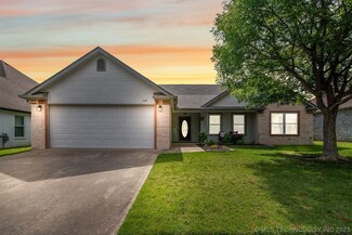 1121 S Marina Dr, Oologah, OK 74053