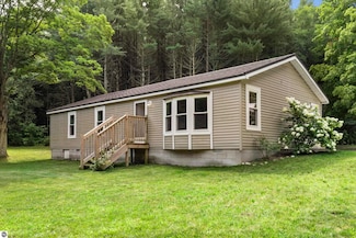 6581 Putney Rd, Arcadia, MI 49613