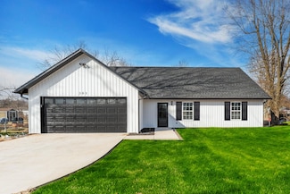 305 Crescent St, Aurora, MO 65605