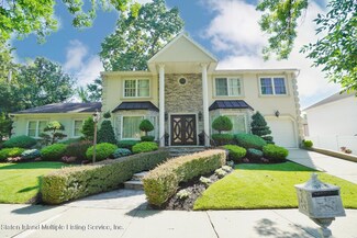 105 Swinnerton St, Staten Island, NY 10307