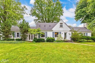 19980 W Clairview Ct, Grosse Pointe Woods, MI 48236