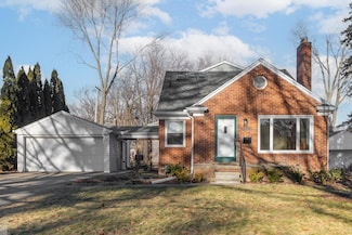 1810 Hawthorne Rd, Grosse Pointe Woods, MI 48236