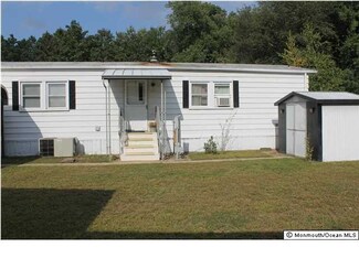 11 River Edge Dr, Jackson, NJ 08527