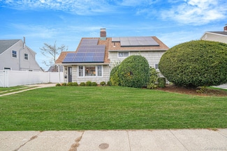 18 Chickadee Ln, Levittown, NY 11756