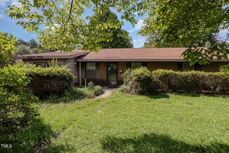1611 Crescent Dr, Spring Lake, NC 28390