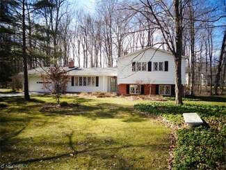 6803 Thornapple Dr, Gates Mills, OH 44040