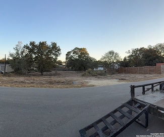 129 Sandy Ridge Dr, Poteet, TX 78065