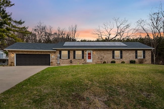 2201 W 32nd St, Dubuque, IA 52001