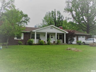 402 W Bond St, Benton, IL 62812