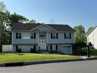 11 Dogwood Dr, Middletown, NY 10940