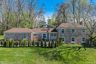 3835 Lakecrest Dr, Bloomfield Hills, MI 48304