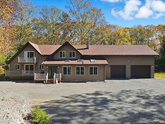 529 Forest Dr, Hawley, PA 18428