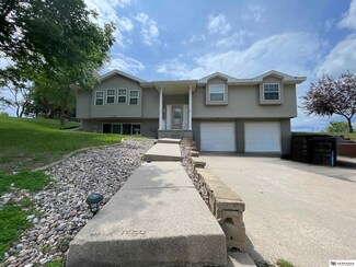 9500 Dawn Dr, Plattsmouth, NE 68048