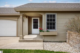 1064 Hemingway Ln, Traverse City, MI 49686