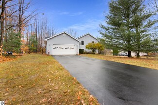 6684 Windtree Ln, Lake Ann, MI 49650