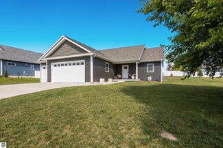 5314 Ravenhurst Dr, Traverse City, MI 49685