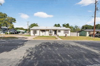 808 N Adams St, Beeville, TX 78102