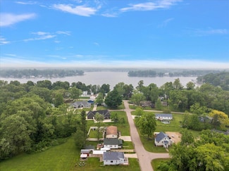 4940 Pottawatamie Dr, Watervliet, MI 49098