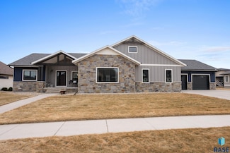 709 E Piping Rock Ln, Sioux Falls, SD 57108
