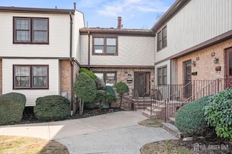 8 Highview Dr, Woodbridge, NJ 07095