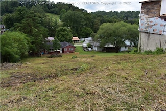 1819 Maple Dr, Sissonville, WV 25320