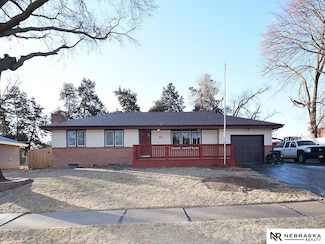 615 Crest Rd, Papillion, NE 68046