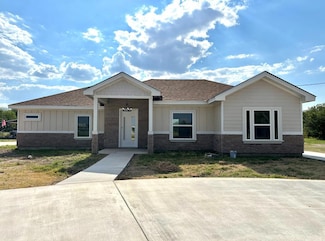 809 N Camp St, Uvalde, TX 78801