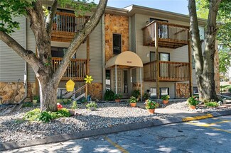 9537 University Ave Unit 15, Clive, IA 50325