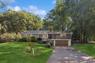 1120 Pineview Ln N, Plymouth, MN 55441