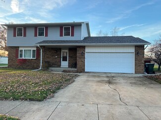 810 Greenridge Dr, Sterling, IL 61081