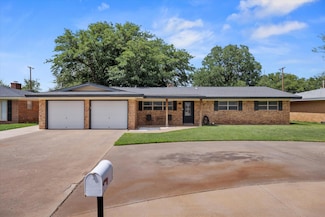221 Redwood Ln, Levelland, TX 79336