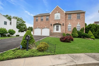 15 Howard Ct, Plainview, NY 11803