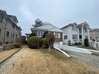 64-34 Cloverdale Blvd, Oakland Gardens, NY 11364