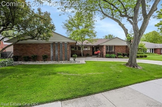 439 Barclay Rd, Grosse Pointe Farms, MI 48236