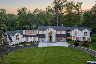 27 Applewood Dr, Upper Saddle River, NJ 07458